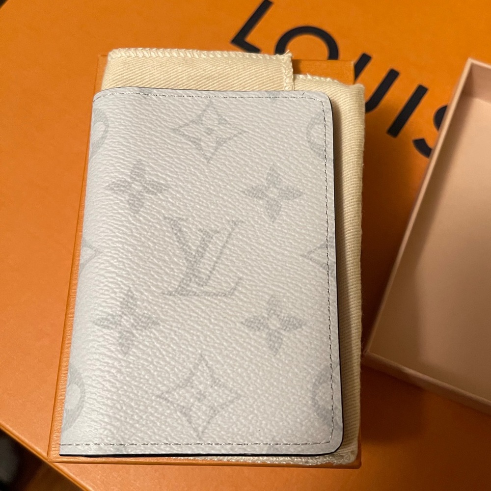🤍✨Rare LV White Pocket Wallet✨🤍 - Picture 1 of 5